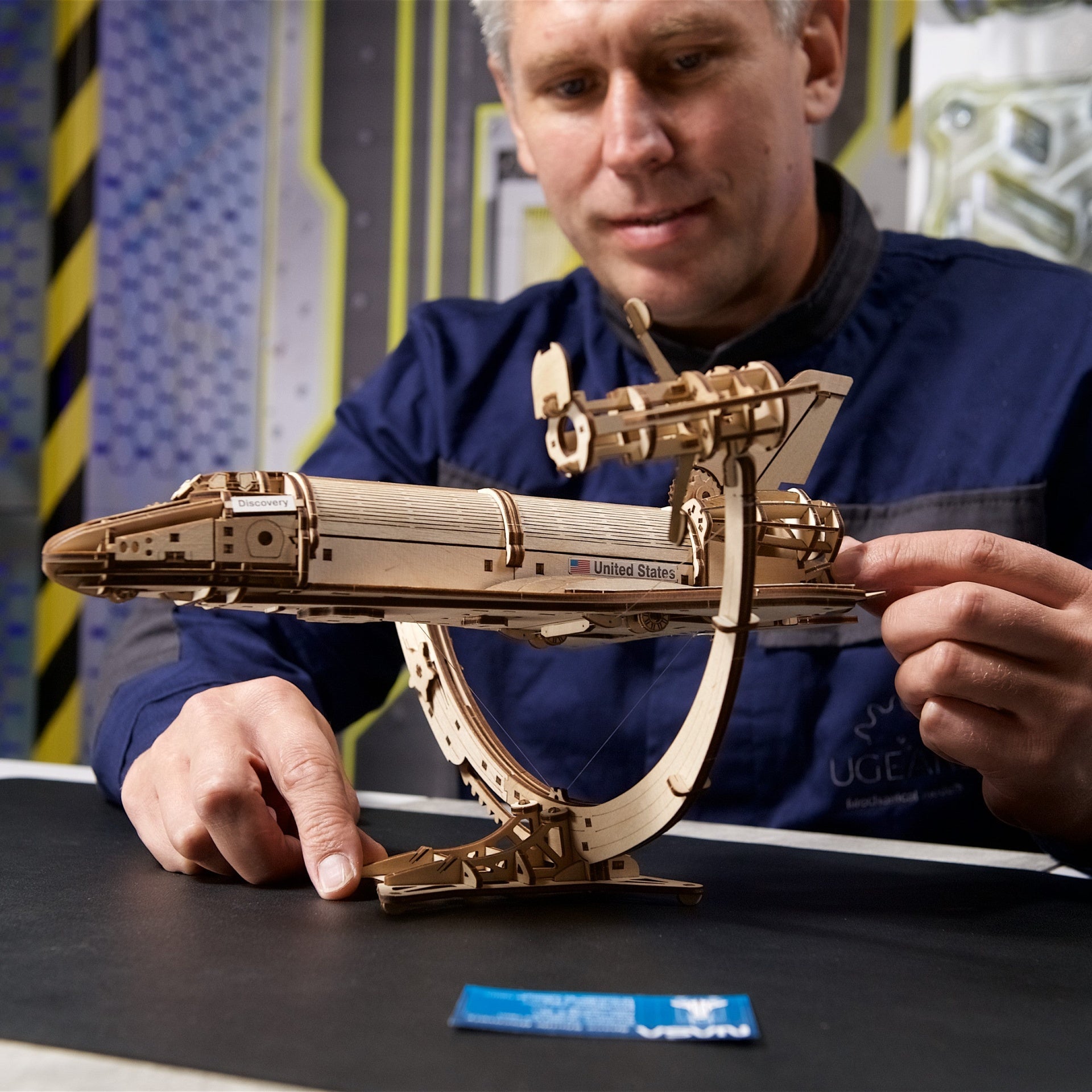 ugears-nasa-space-shuttle-discovery-maquette-m-canique-bois image 7