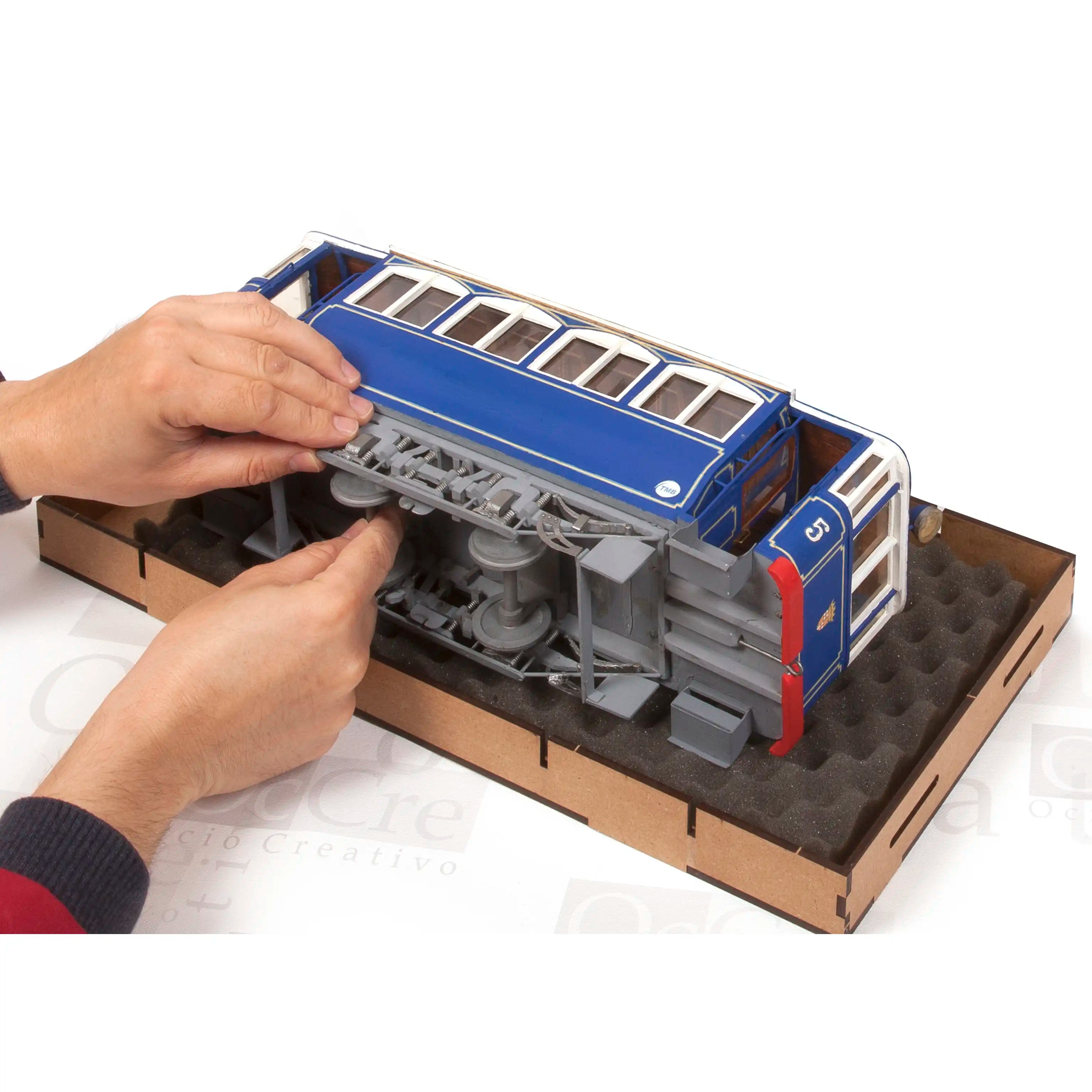occre-support-de-travail-ajustable-pour-maquettes-bateaux-trains-et-trams image 4