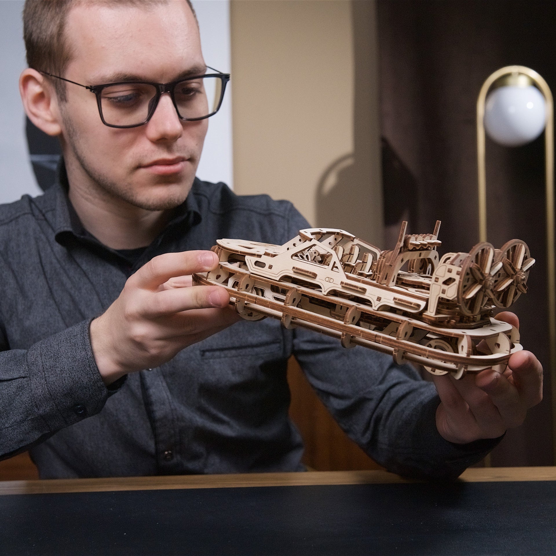 ugears-rescue-hovercraft-maquette-bois-m-canique-a-roglisseur-de-sauvetage image 7