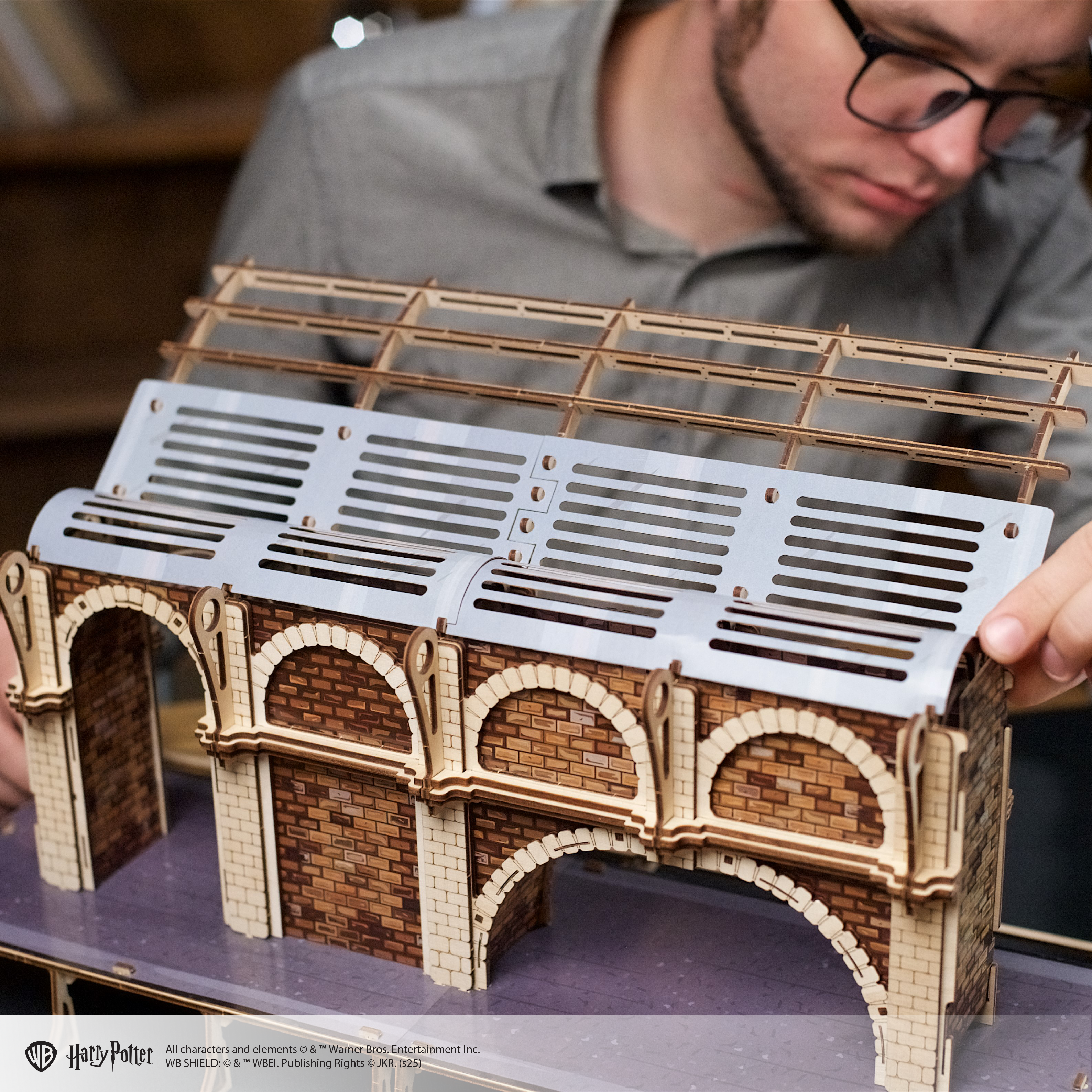 ugears-platform-9-harry-potter-maquette-m-canique-en-bois-gare-de-king-s-cross image 7