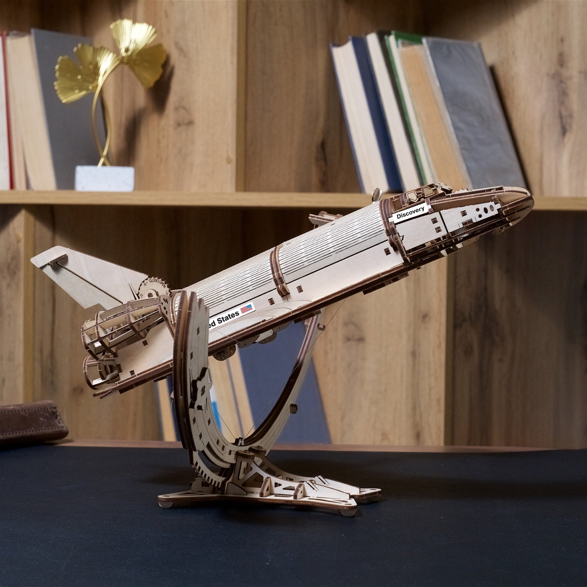 ugears-nasa-space-shuttle-discovery-maquette-m-canique-bois image 8