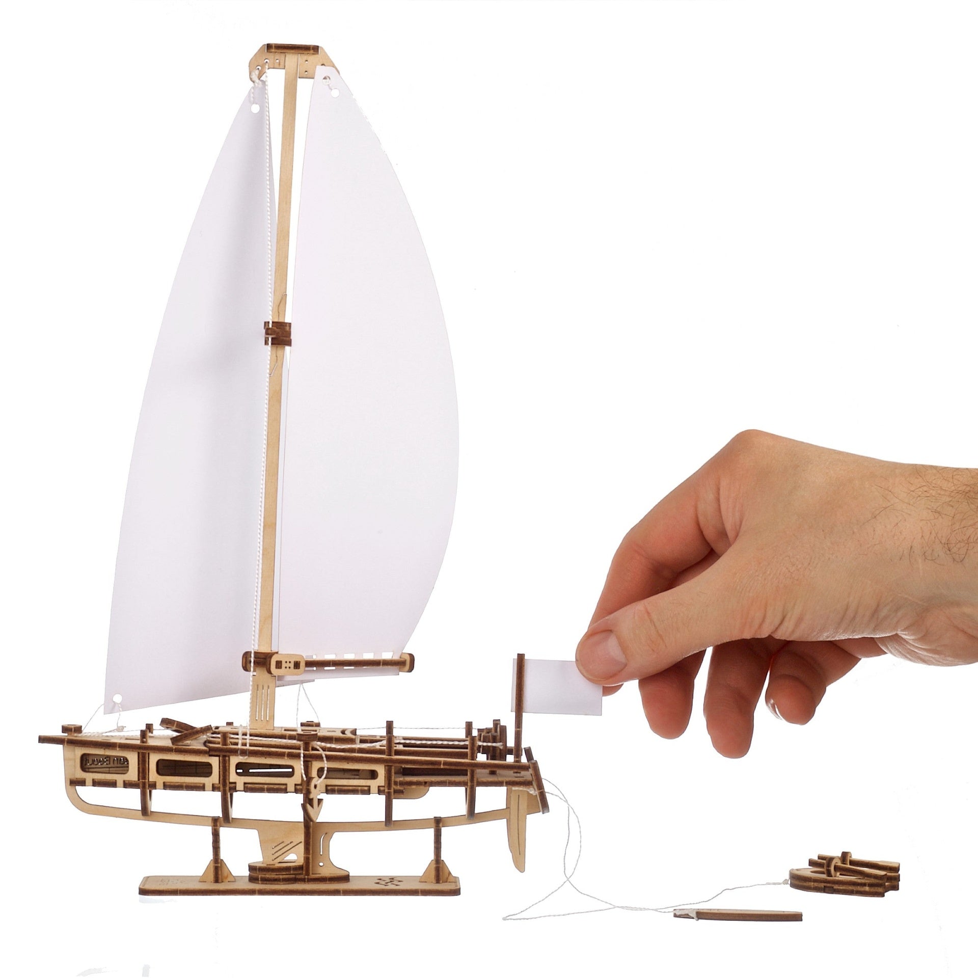 ugears-ocean-beauty-yacht-maquette-bois-voilier-exposer image 4