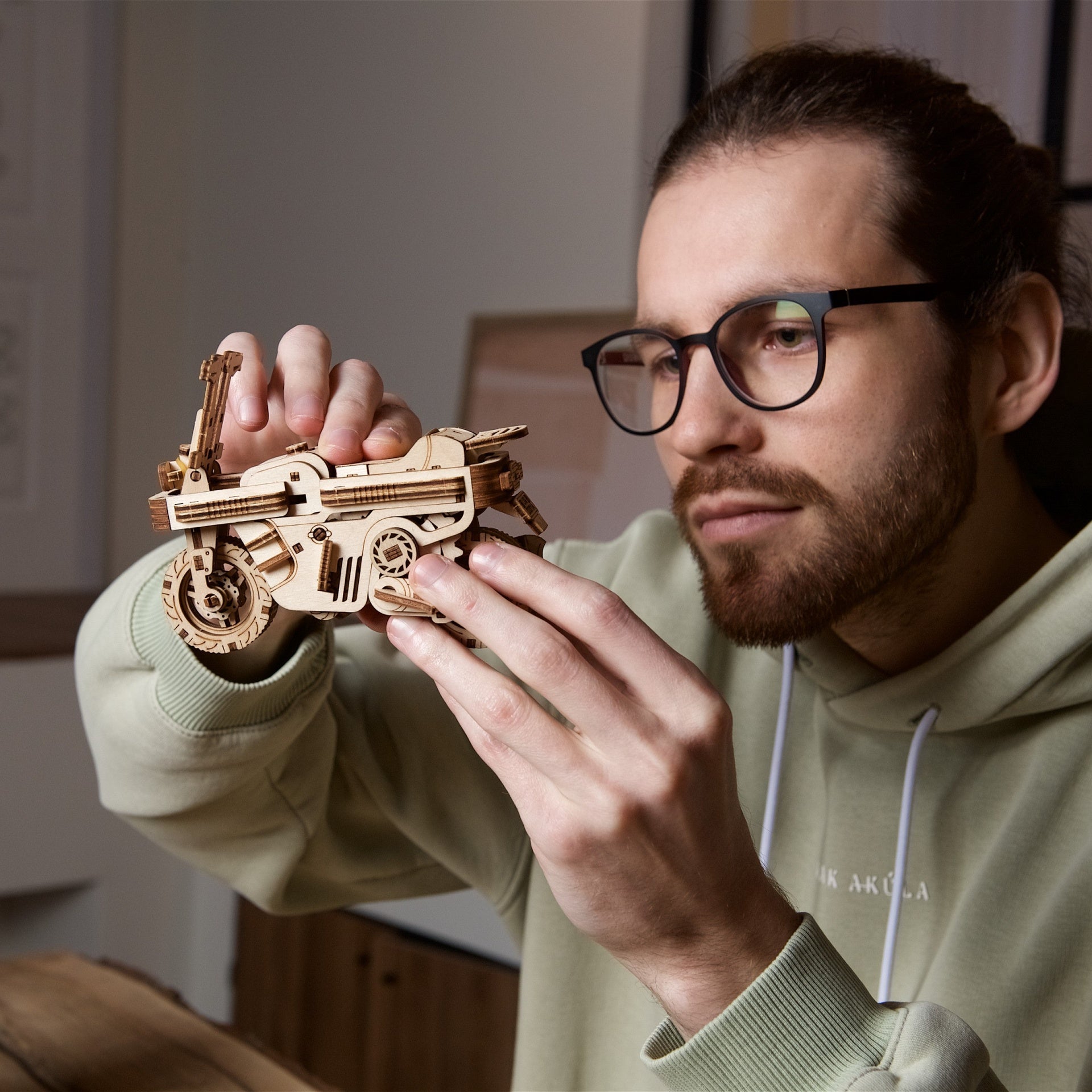 ugears-moto-compact-folding-scooter-maquette-bois-m-canique image 8
