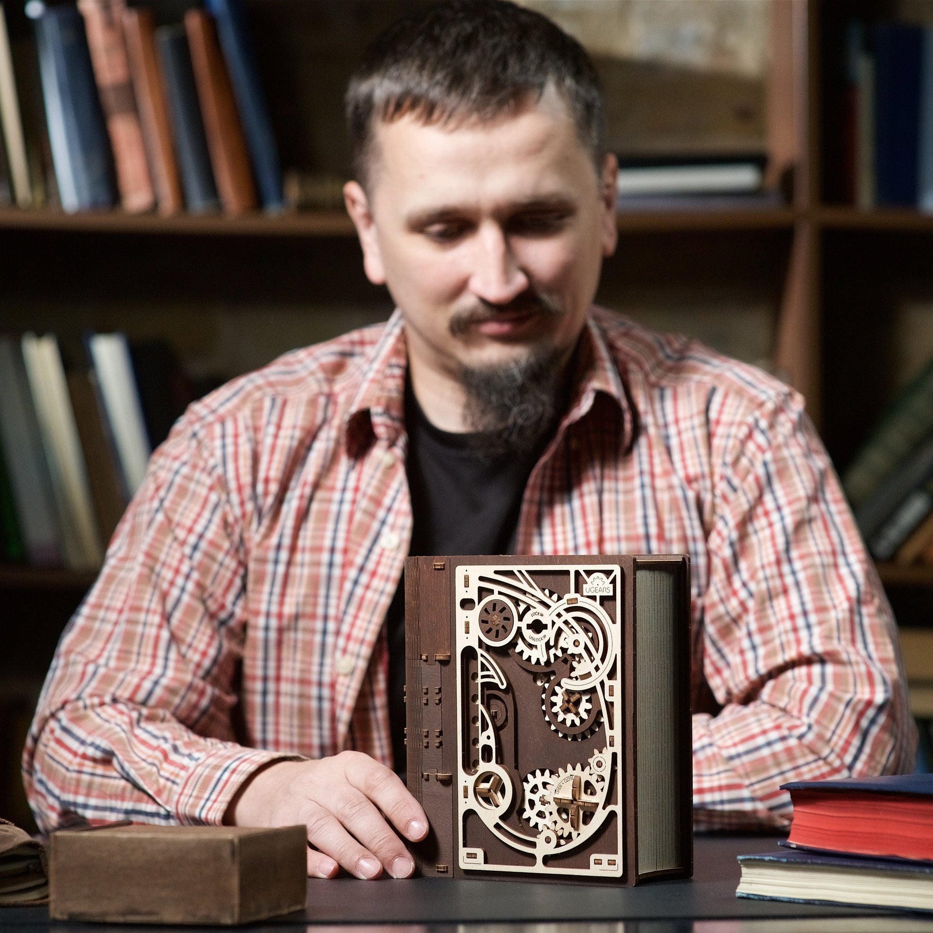 ugears-book-of-secrets-maquette-m-canique-en-bois-coffre-fort-livre-assembler image 7