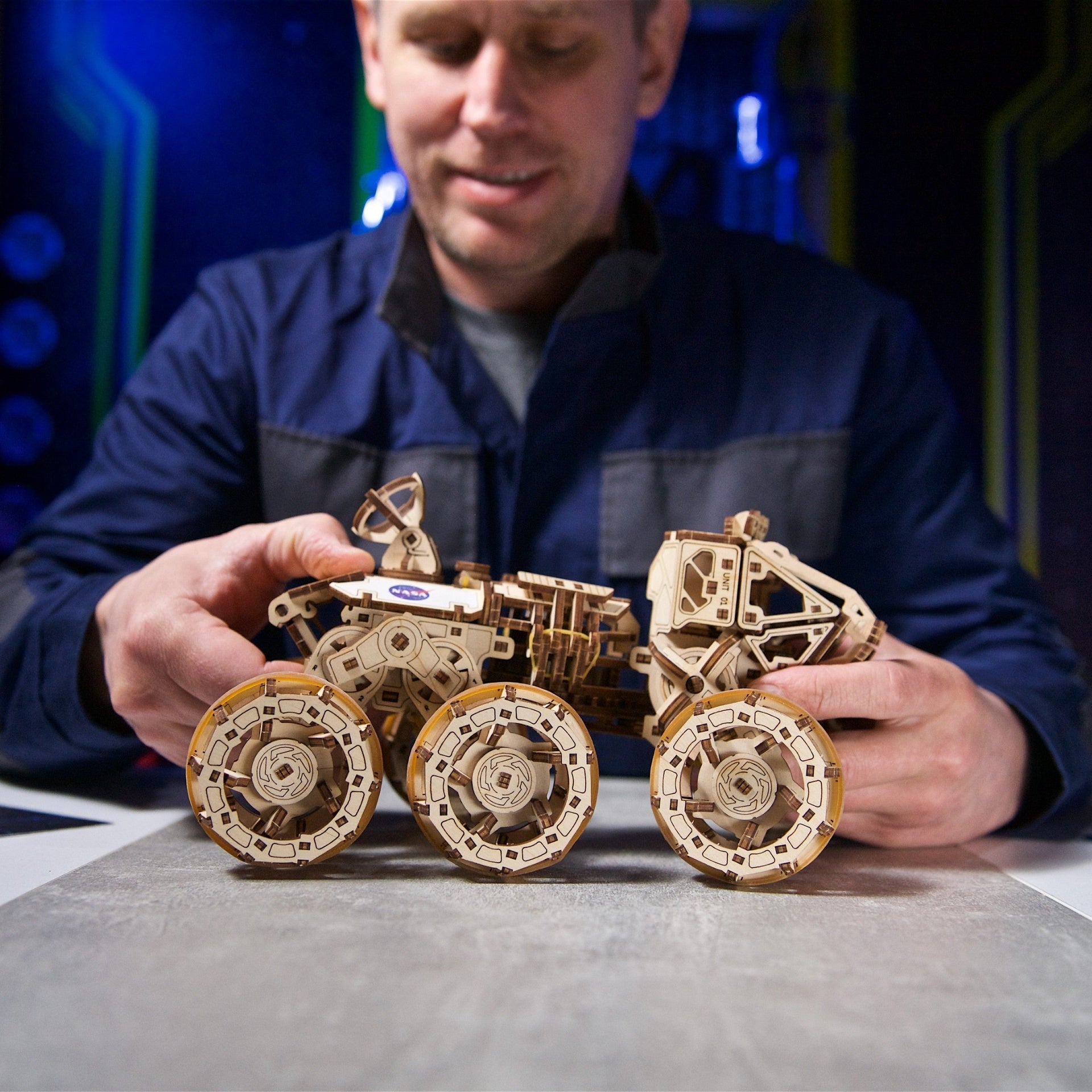 ugears-manned-mars-rover-rover-martien-habit-en-bois-m-canique-construire image 7