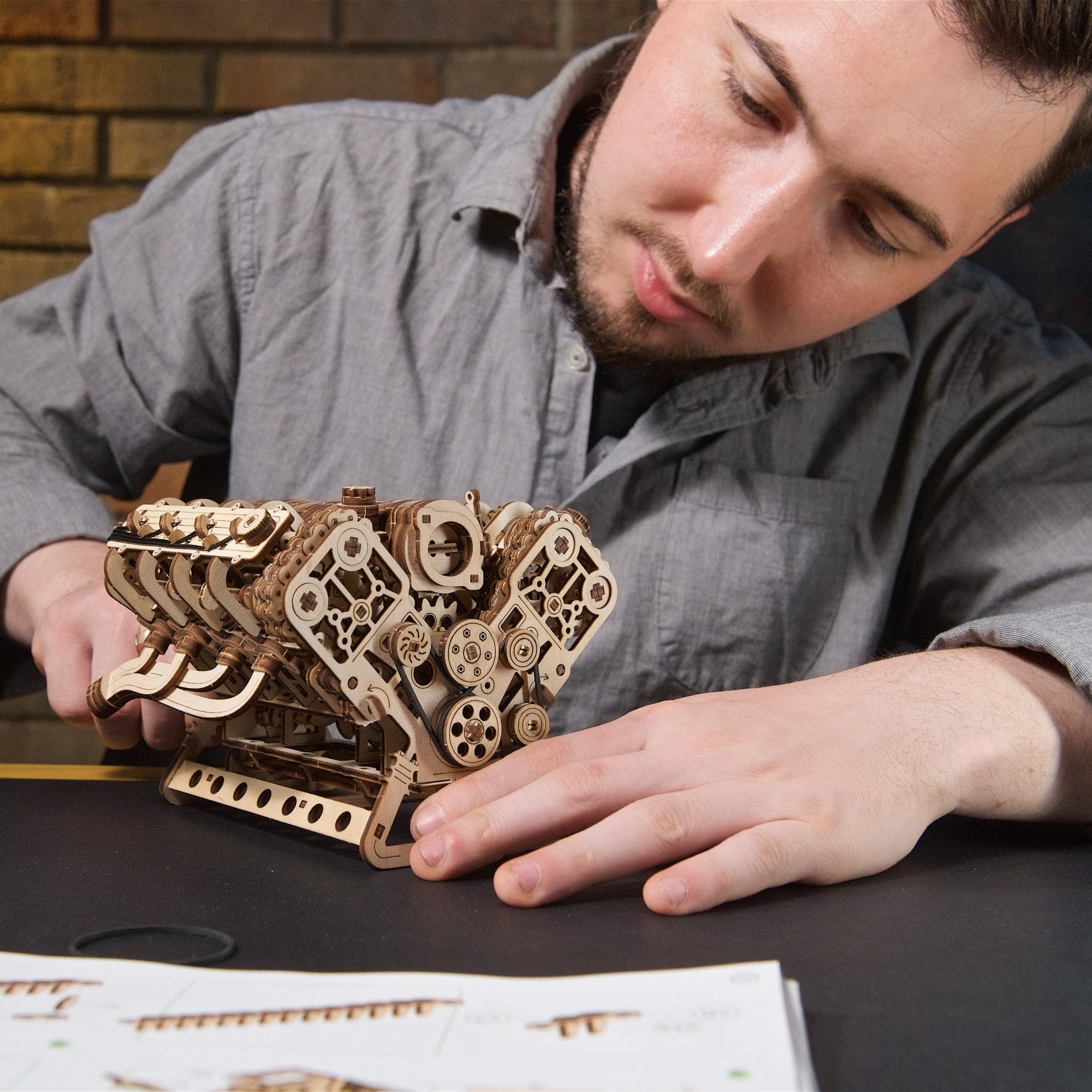 ugears-v8-engine-maquette-m-canique-en-bois-assembler image 7