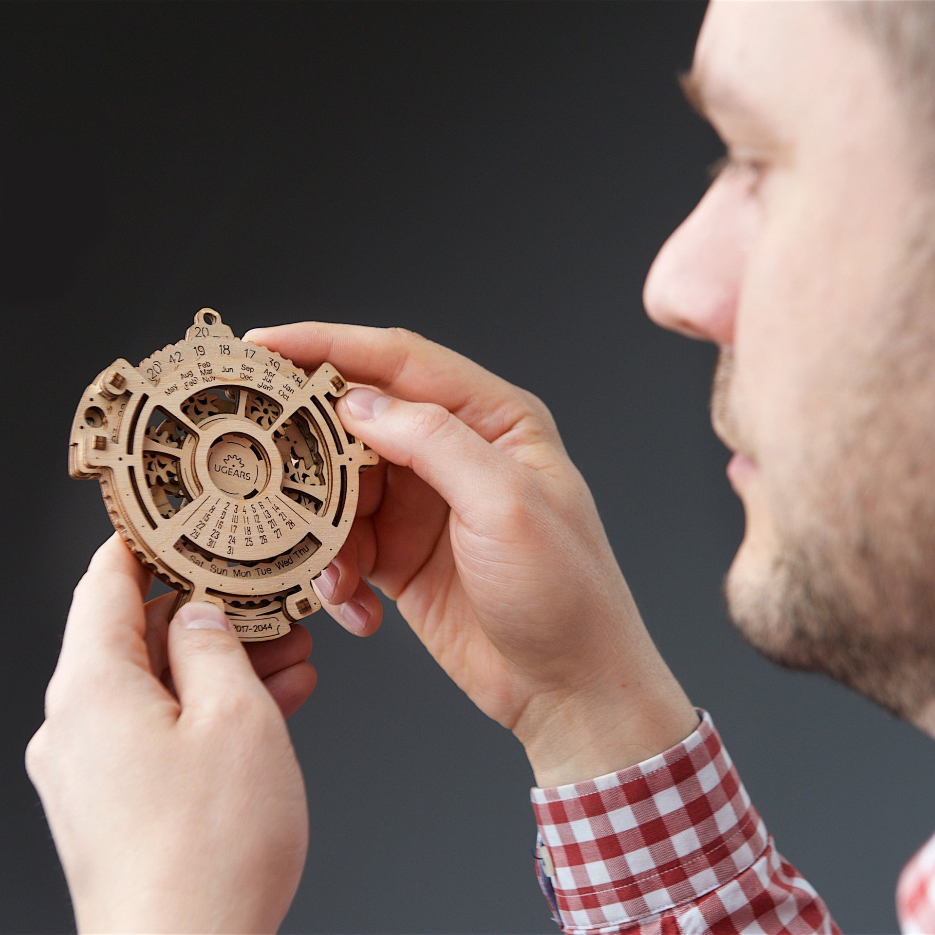 ugears-date-navigator-2-0-calendrier-m-canique-en-bois-steampunk image 7