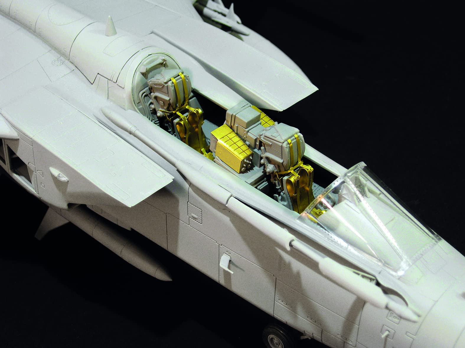 italeri-2517-tornado-ecr-maquette-avion-militaire-plastique-1-32 image 8