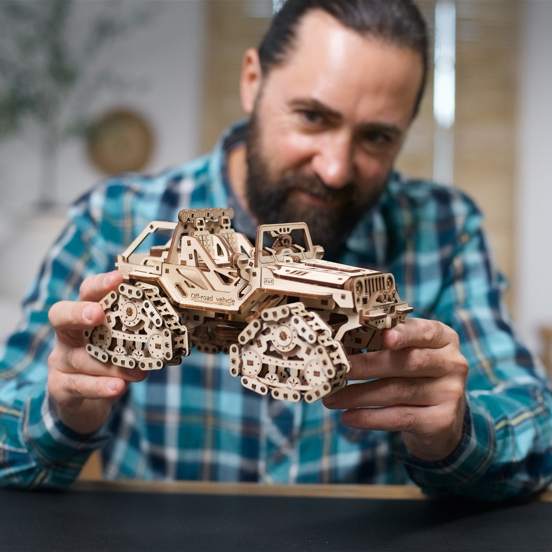 ugears-tracked-off-road-vehicle-v-hicule-chenill-m-canique-en-bois-1-24 image 7