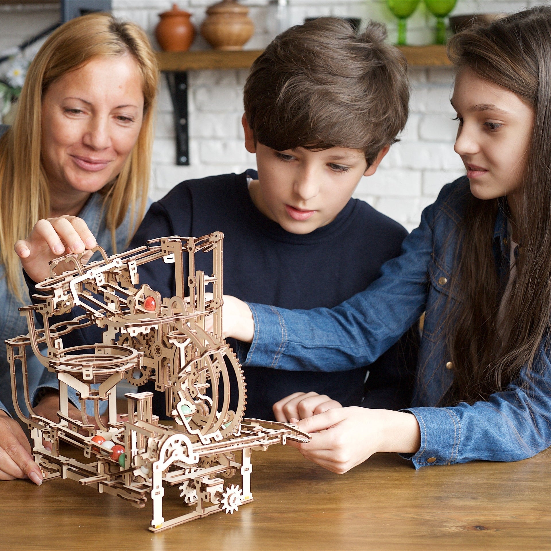 ugears-marble-run-stepped-hoist-circuit-de-billes-m-canique-en-bois image 7