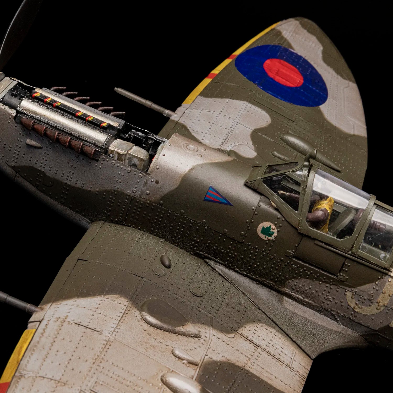 occre-supermarine-spitfire-mk-ixc-en398-maquette-avion-1-24 image 6
