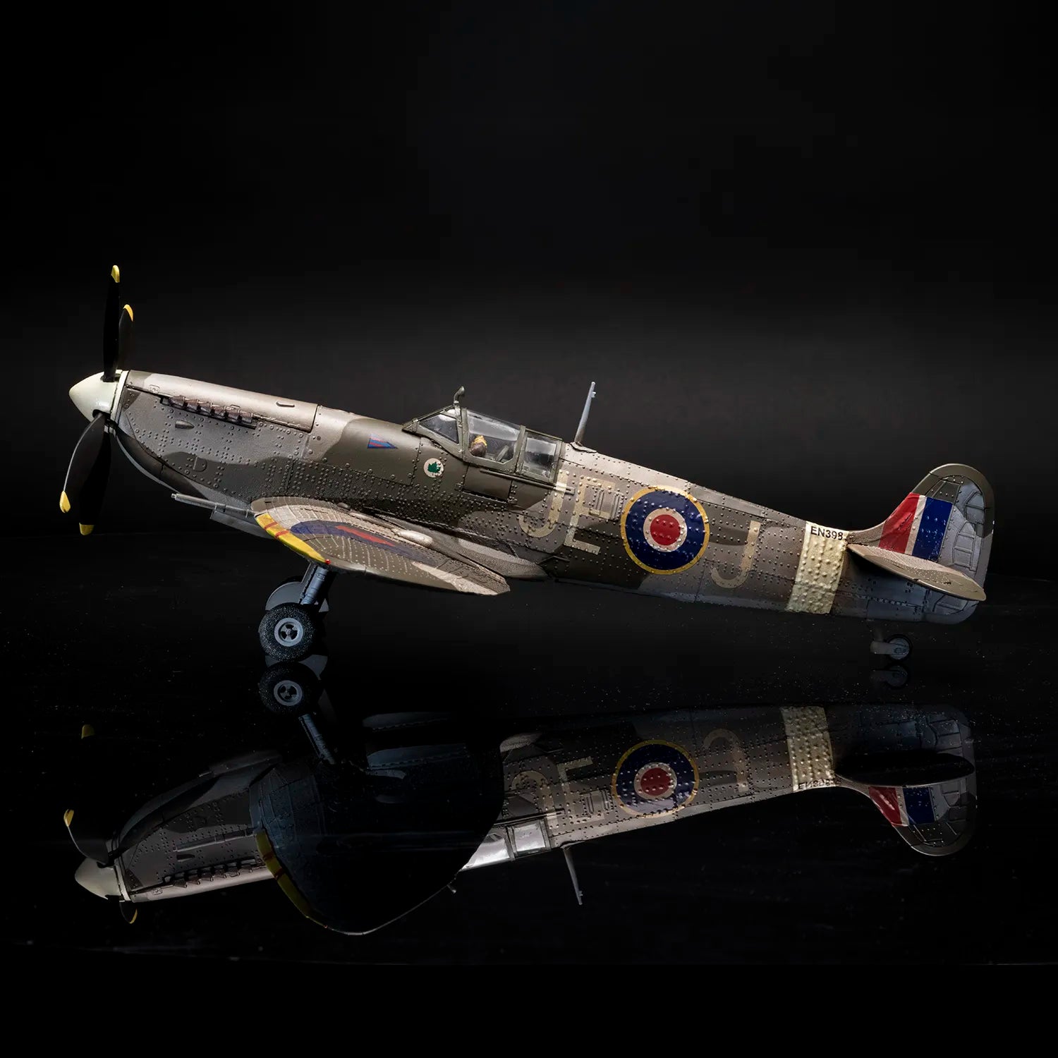 occre-supermarine-spitfire-mk-ixc-en398-maquette-avion-1-24 image 1