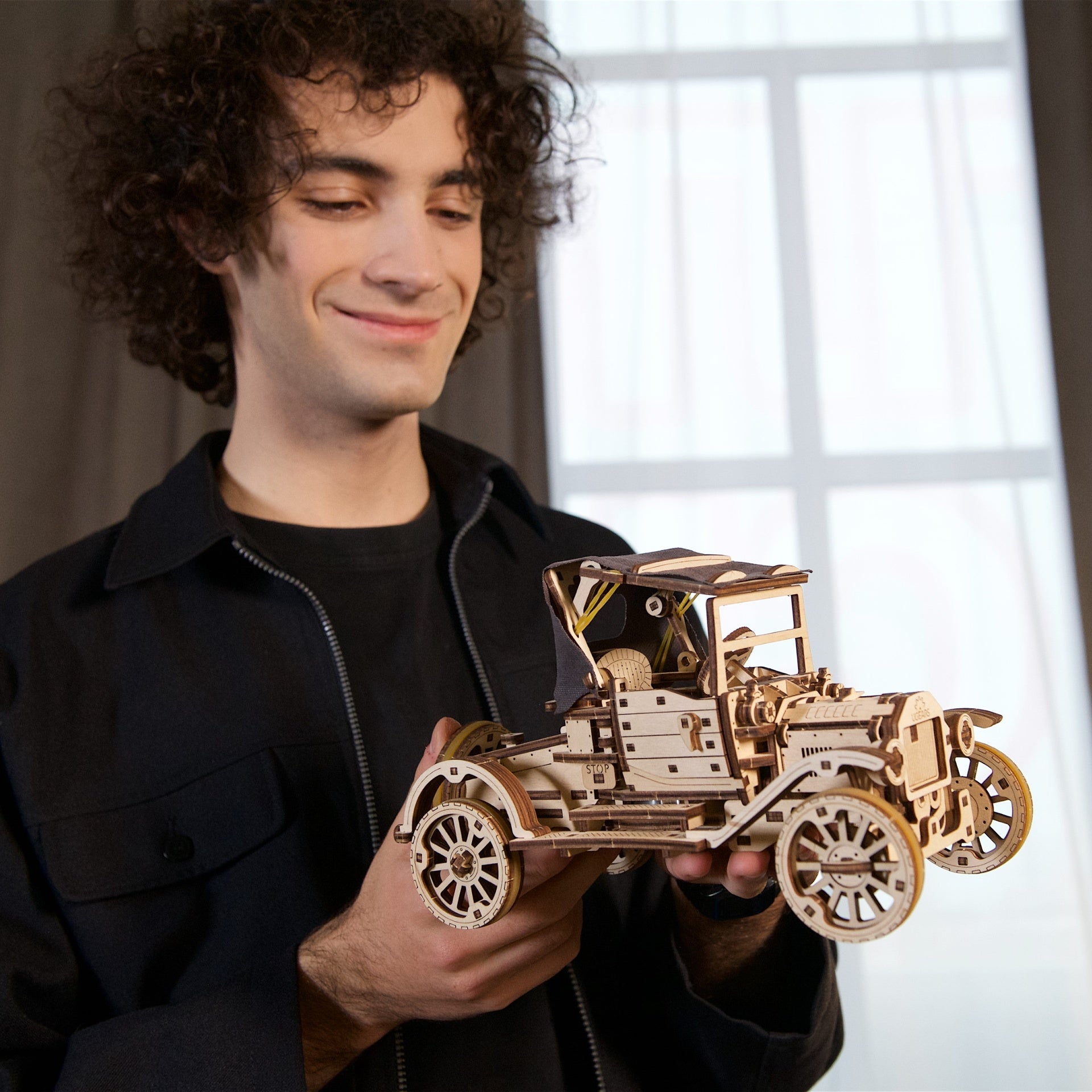 ugears-retro-car-ugr-t-voiture-r-tro-bois-m-canique image 8