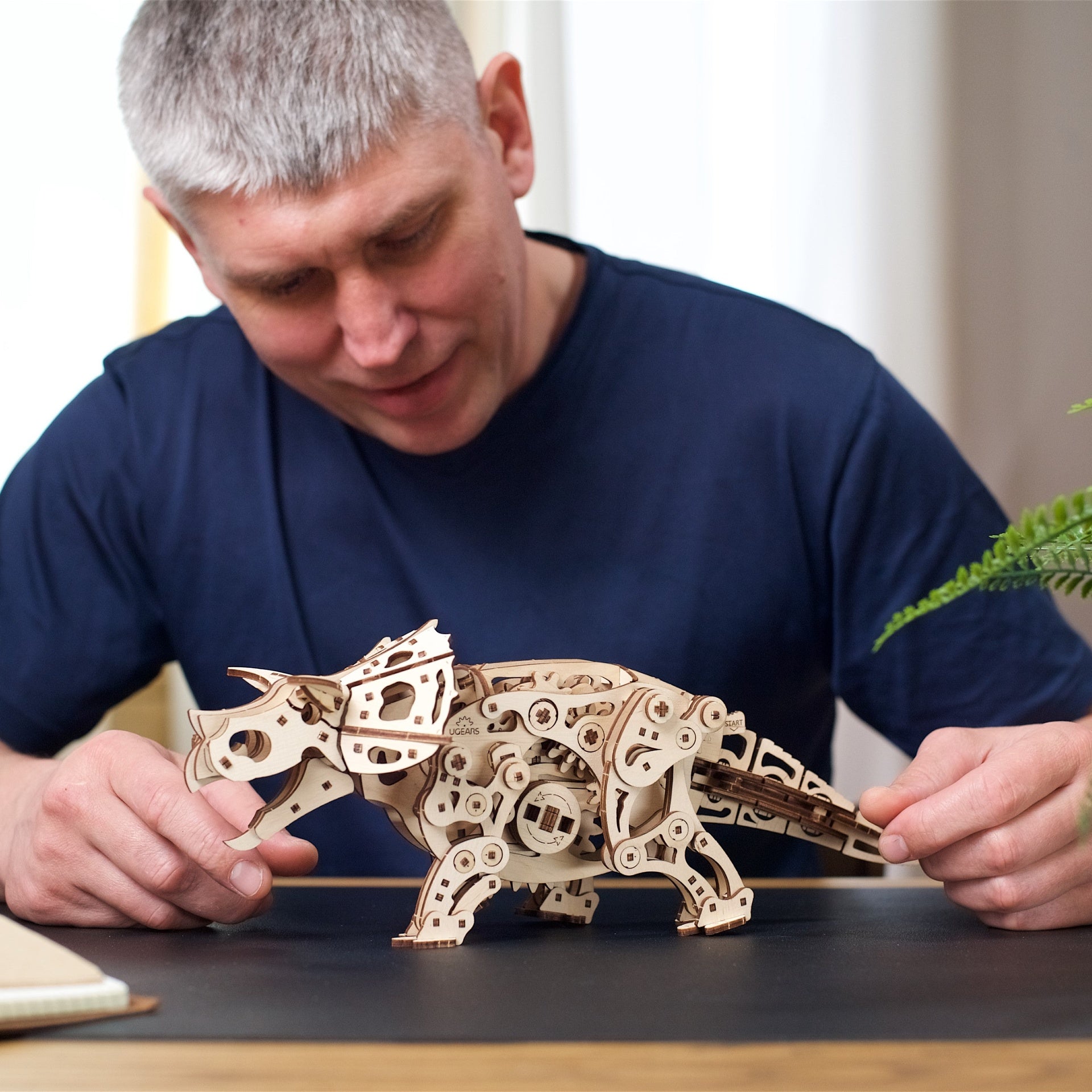 ugears-triceratops-dinosaure-m-canique-bois-automate image 7