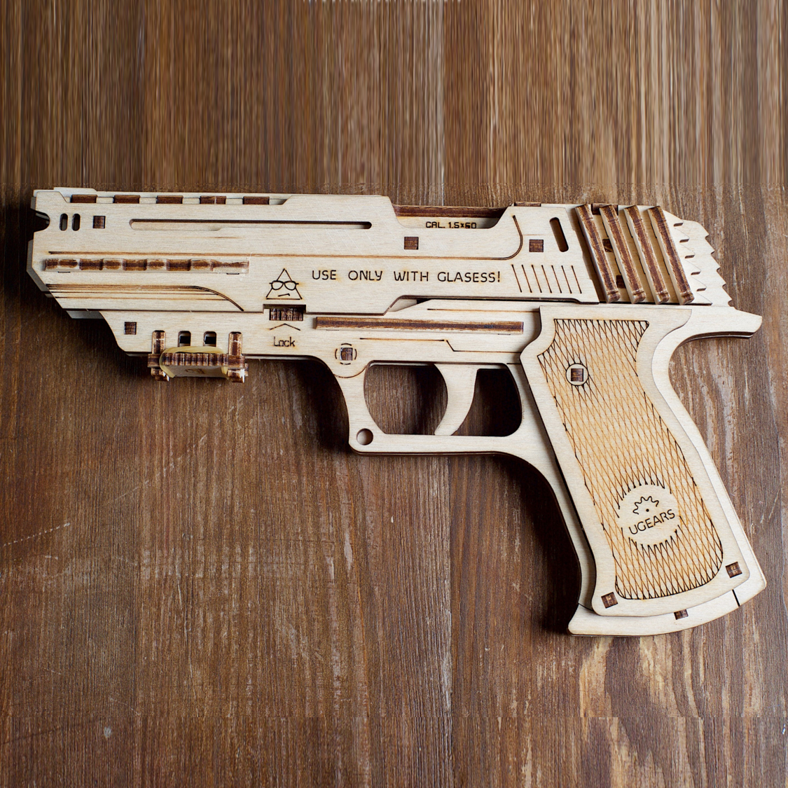 ugears-wolf-01-pistolet-m-canique-en-bois-construire image 7