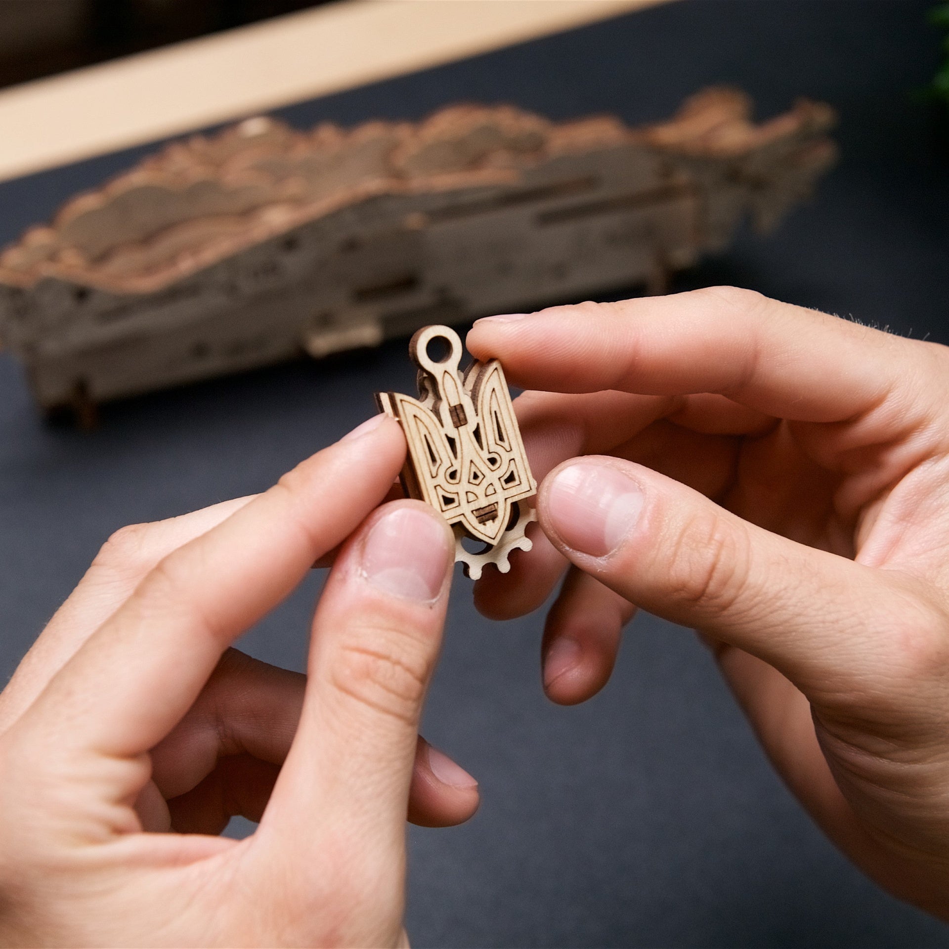ugears-easy-gears-the-ghost-of-kyiv-attacks-mini-maquette-bois image 5