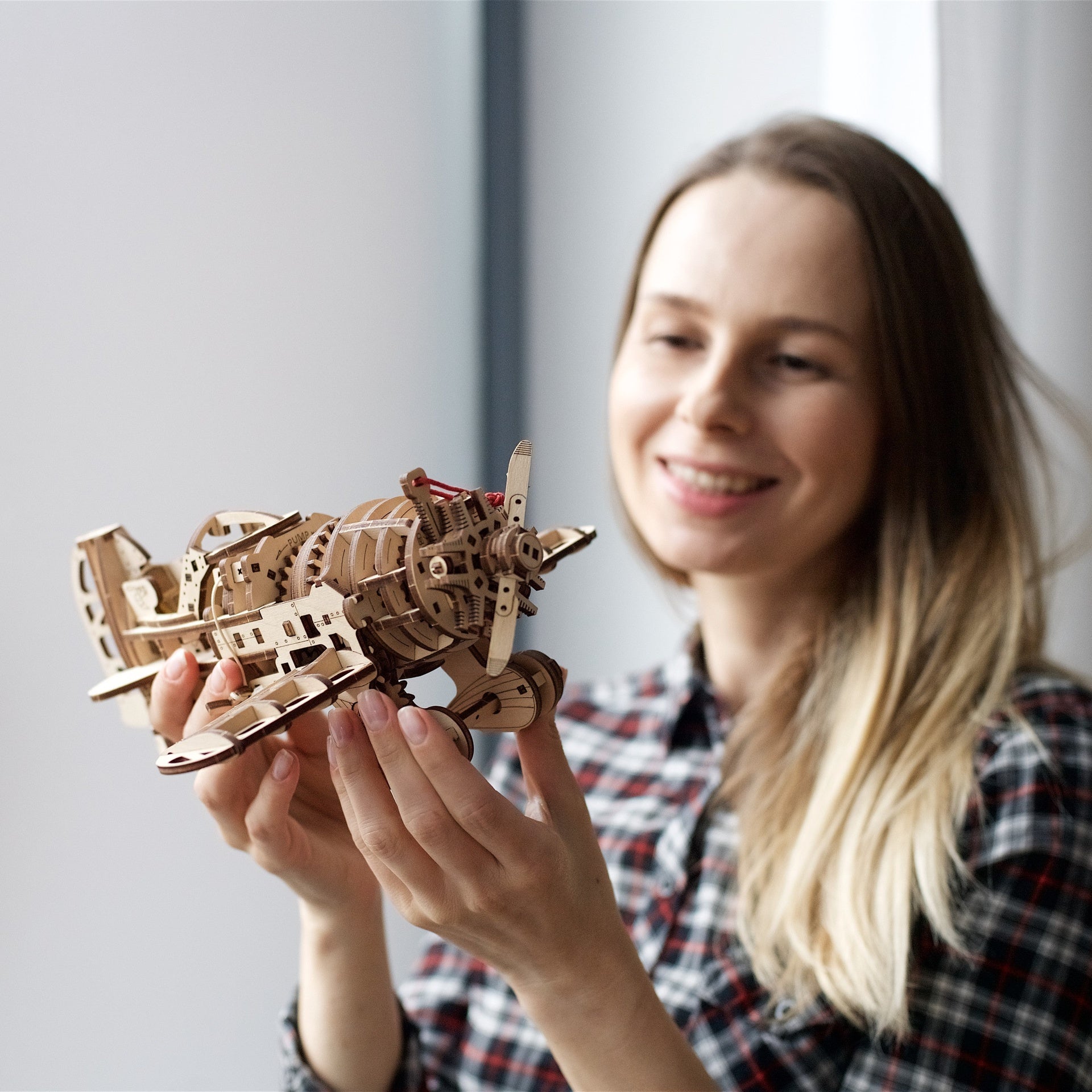 ugears-mad-hornet-airplane-maquette-avion-de-course-vintage-en-bois-remonter image 8