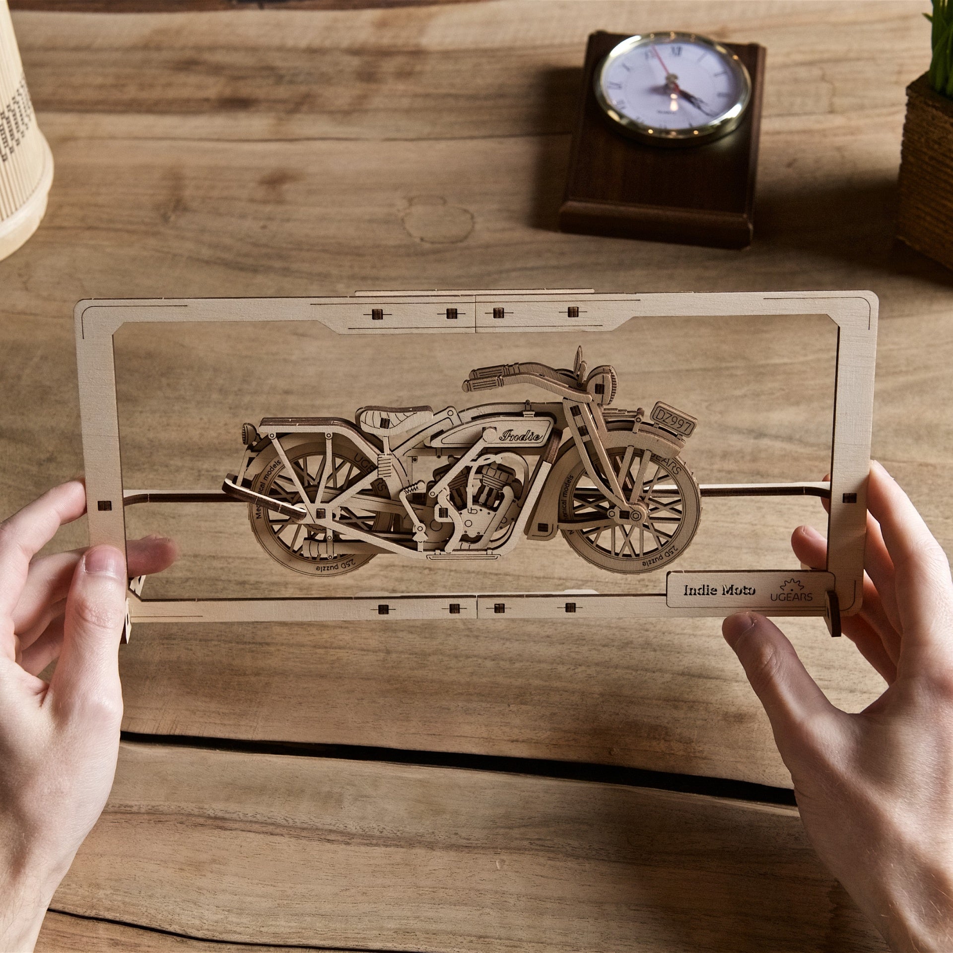 ugears-indie-moto-2-5d-puzzle-tableau-moto-bois-mobile image 6