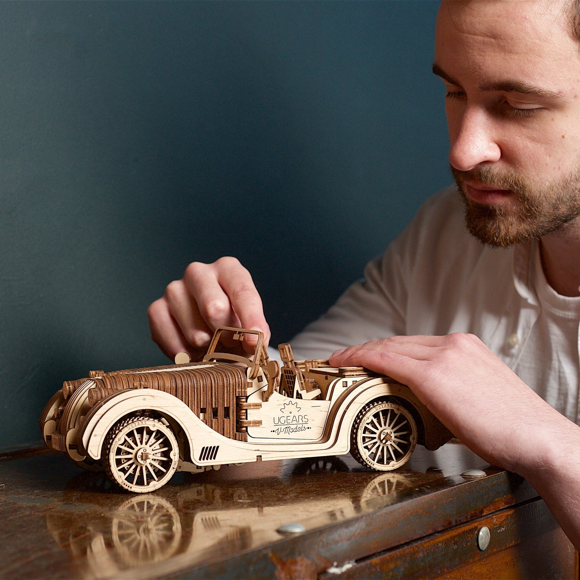 ugears-roadster-vm-01-voiture-sport-m-canique-en-bois-v8 image 7