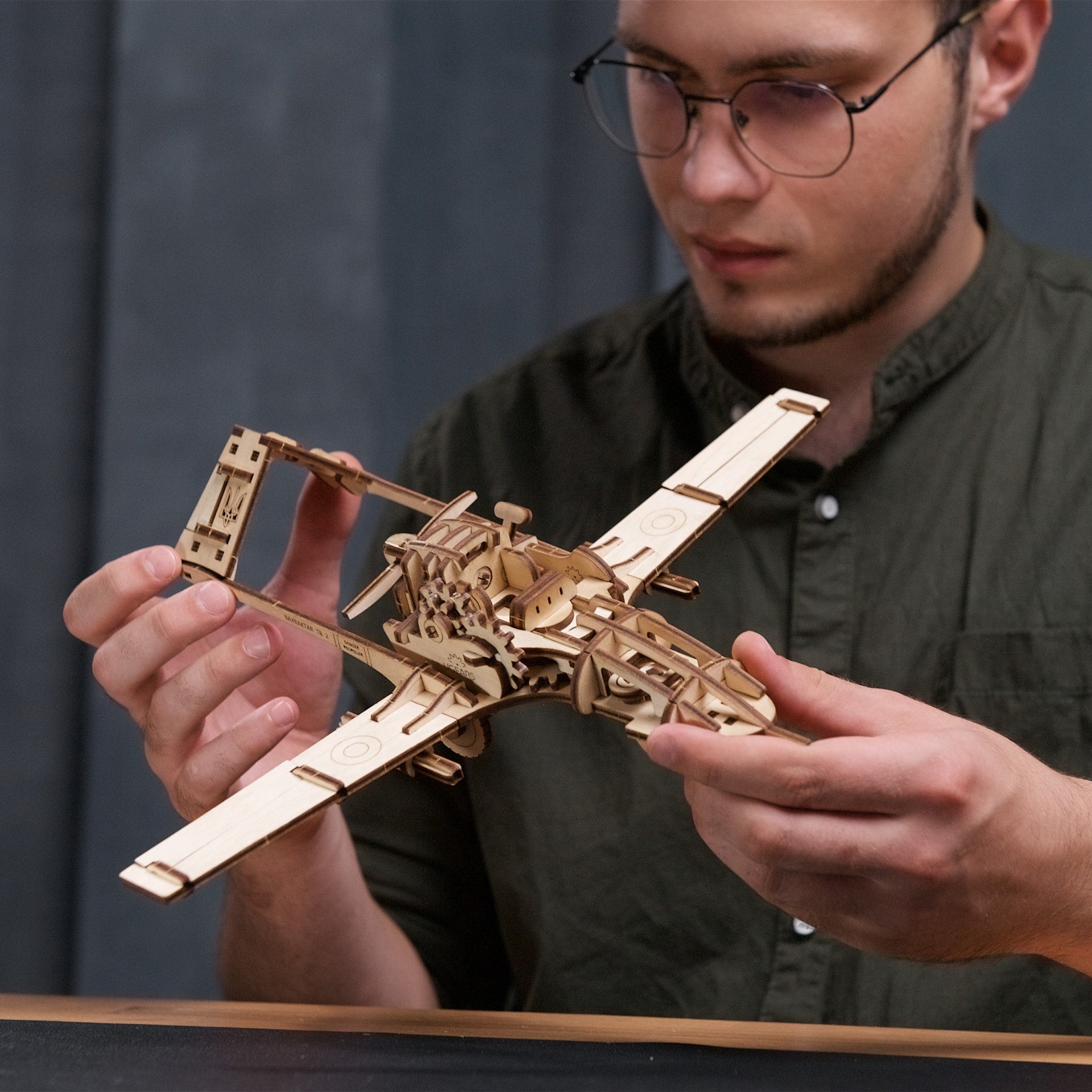 ugears-bayraktar-tb2-drone-de-combat-maquette-bois image 7