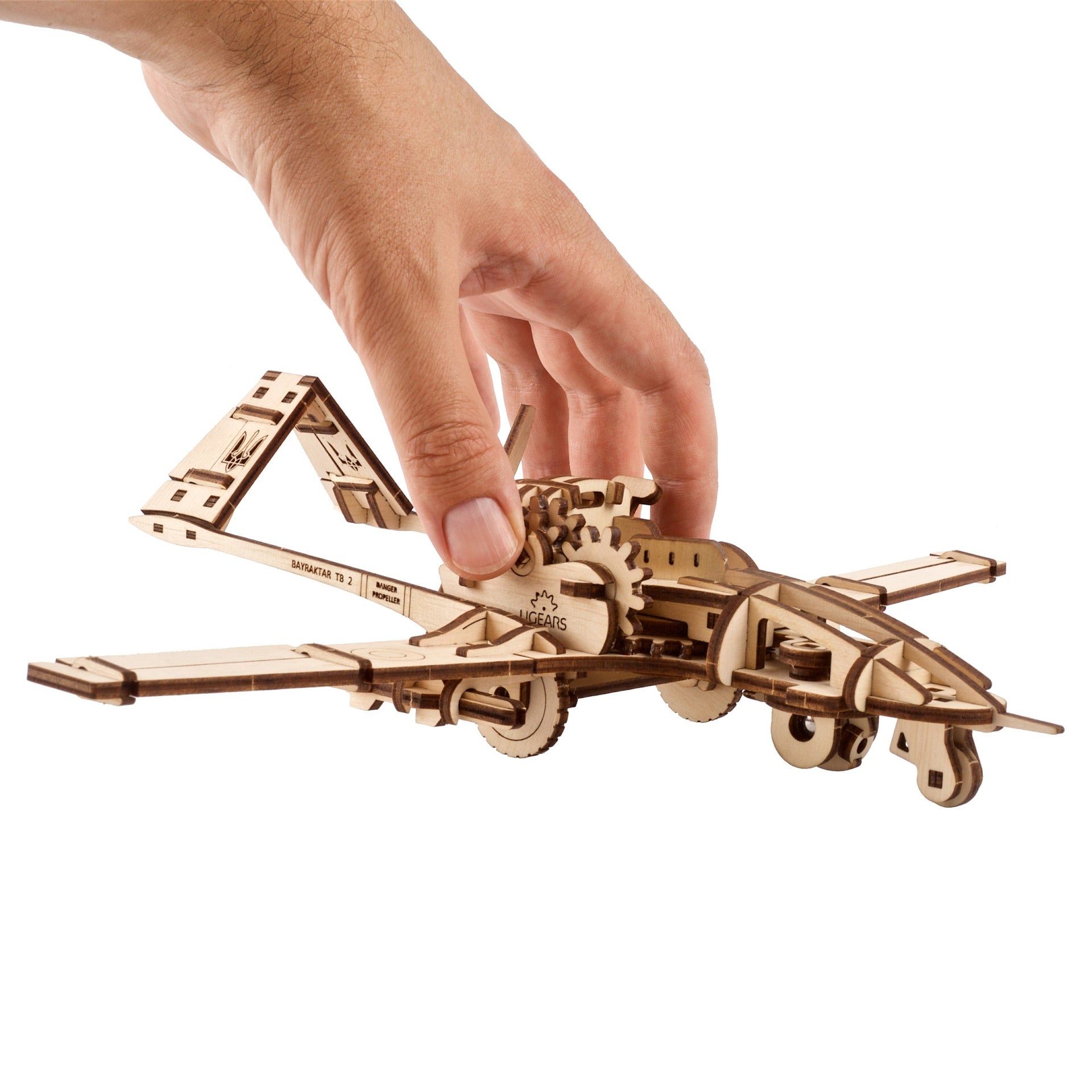 ugears-bayraktar-tb2-drone-de-combat-maquette-bois image 4