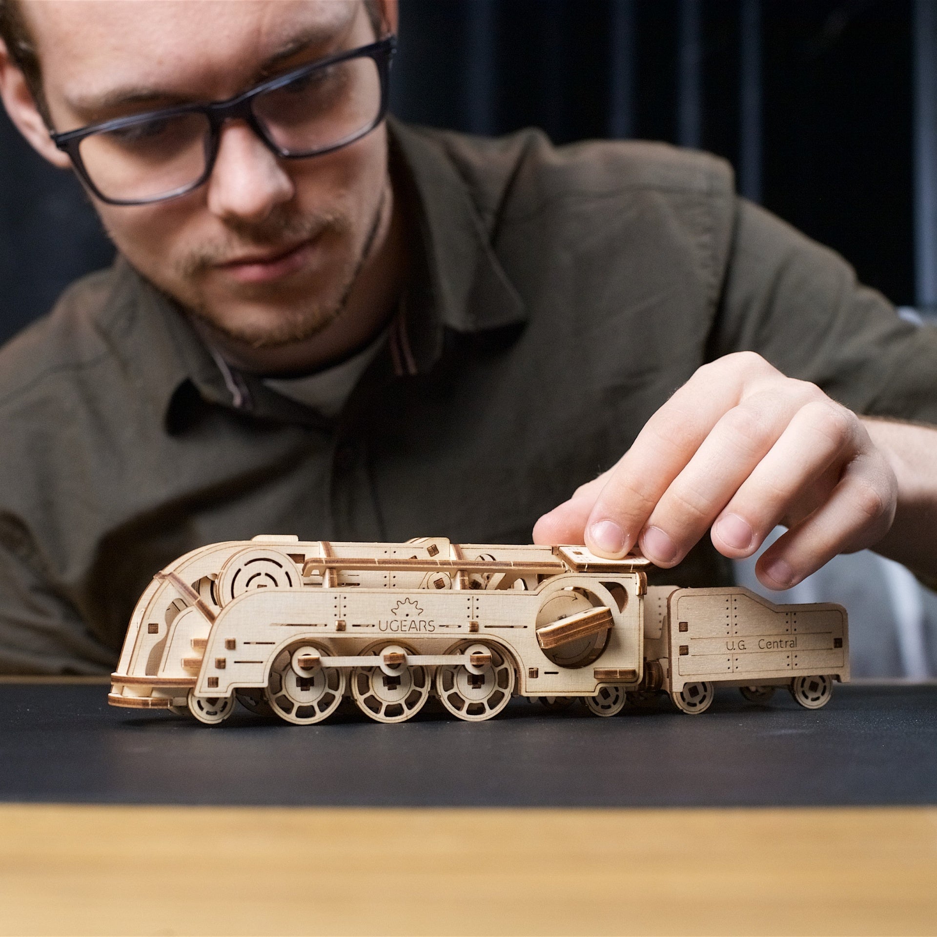 ugears-mini-locomotive-avec-tender-train-bois-m-canique-lastique image 7