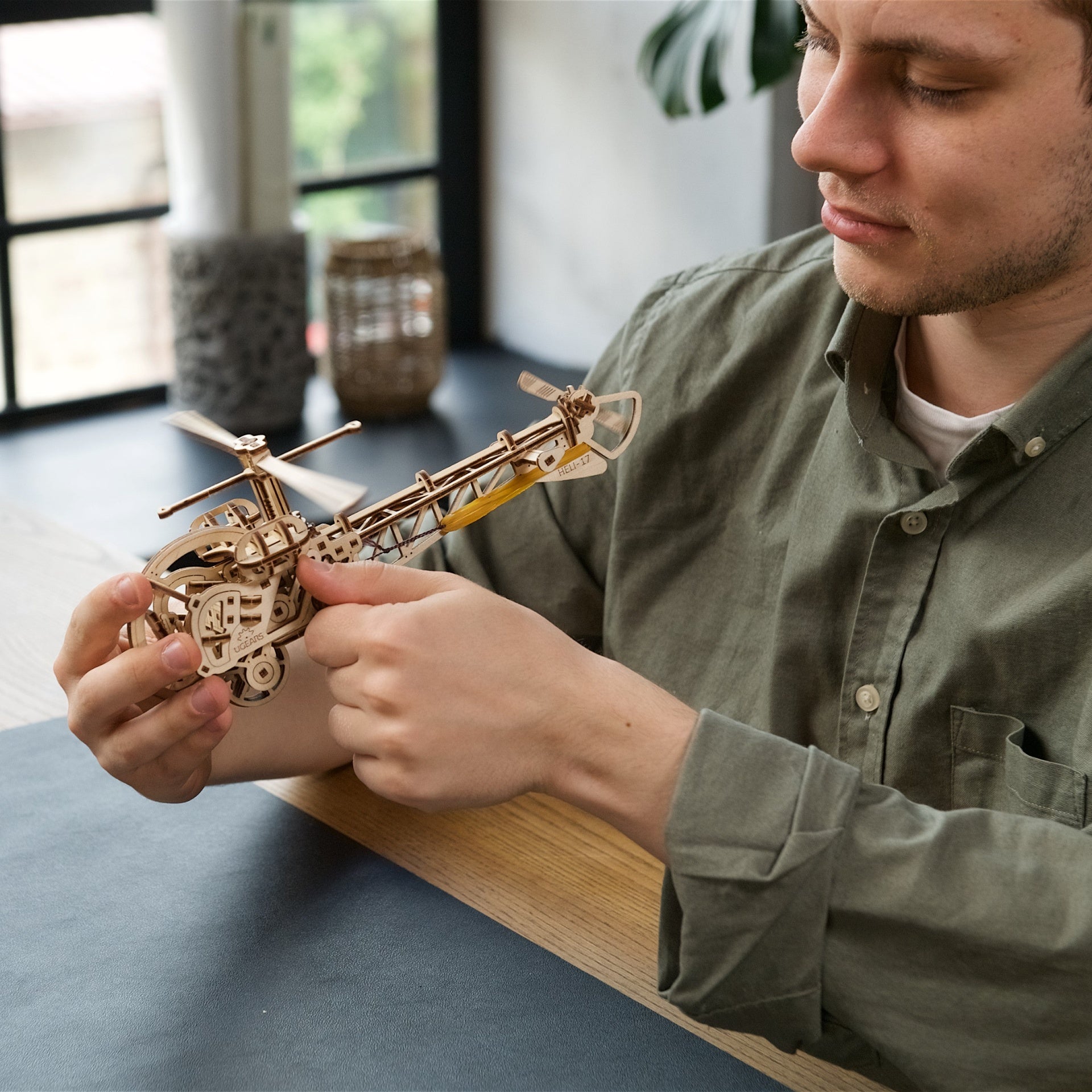 ugears-mini-helicopter-mini-maquette-bois-h-licopt-re-m-canique image 7