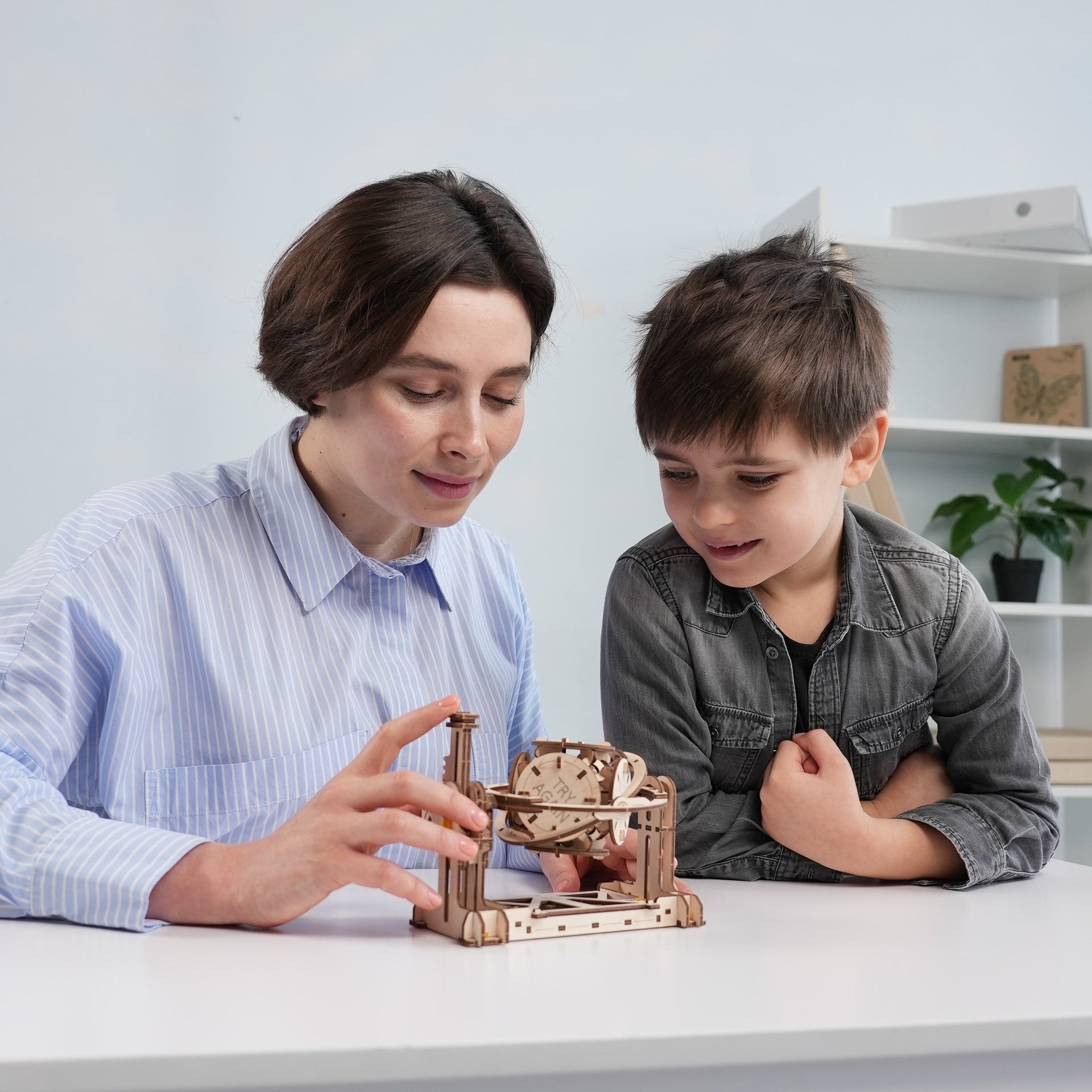 ugears-stem-lab-random-generator-maquette-m-canique-en-bois image 7