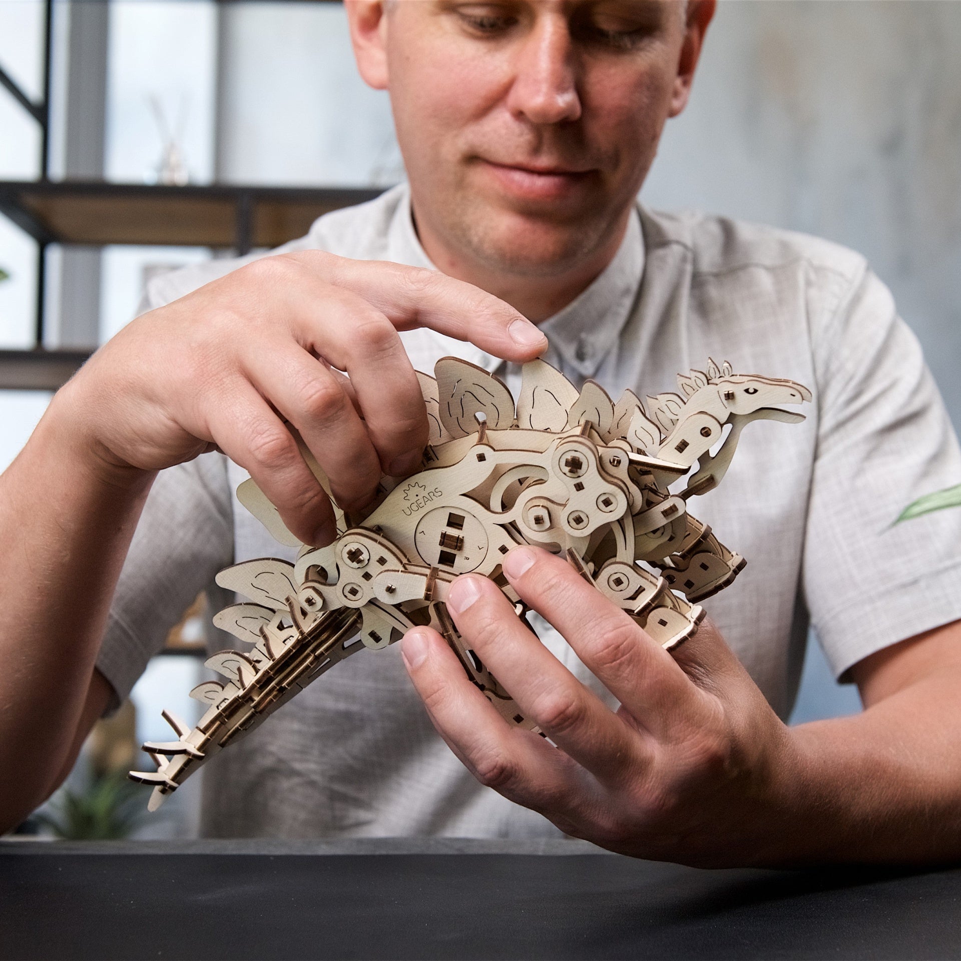 ugears-stegosaurus-dinosaure-m-canique-bois-automate image 7
