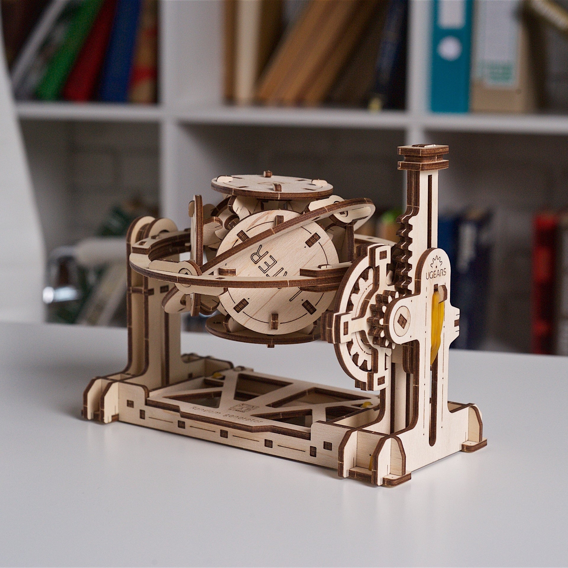 ugears-stem-lab-random-generator-maquette-m-canique-en-bois image 8