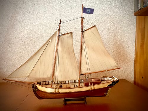 Joli voilier d'étagère