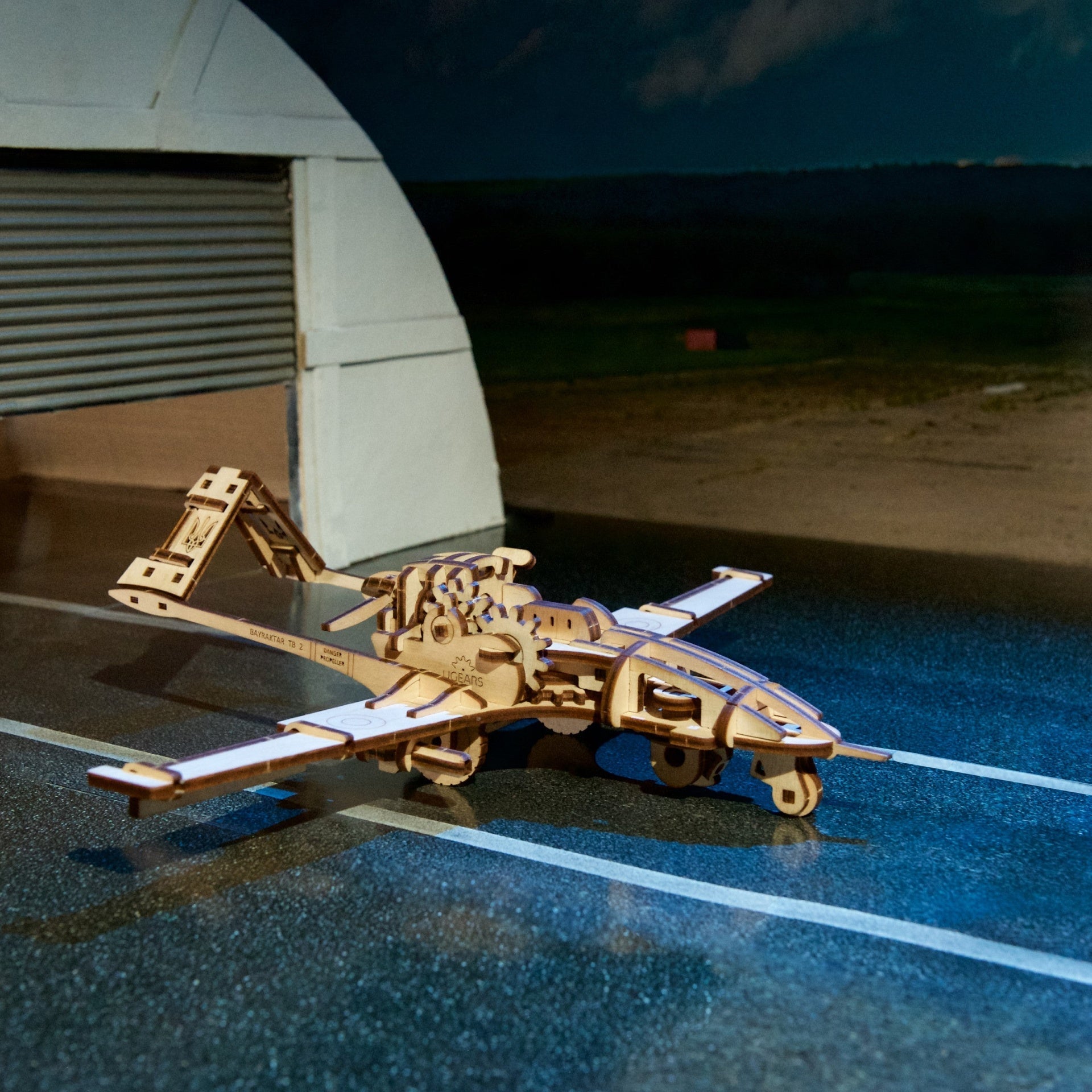 ugears-bayraktar-tb2-drone-de-combat-maquette-bois image 8