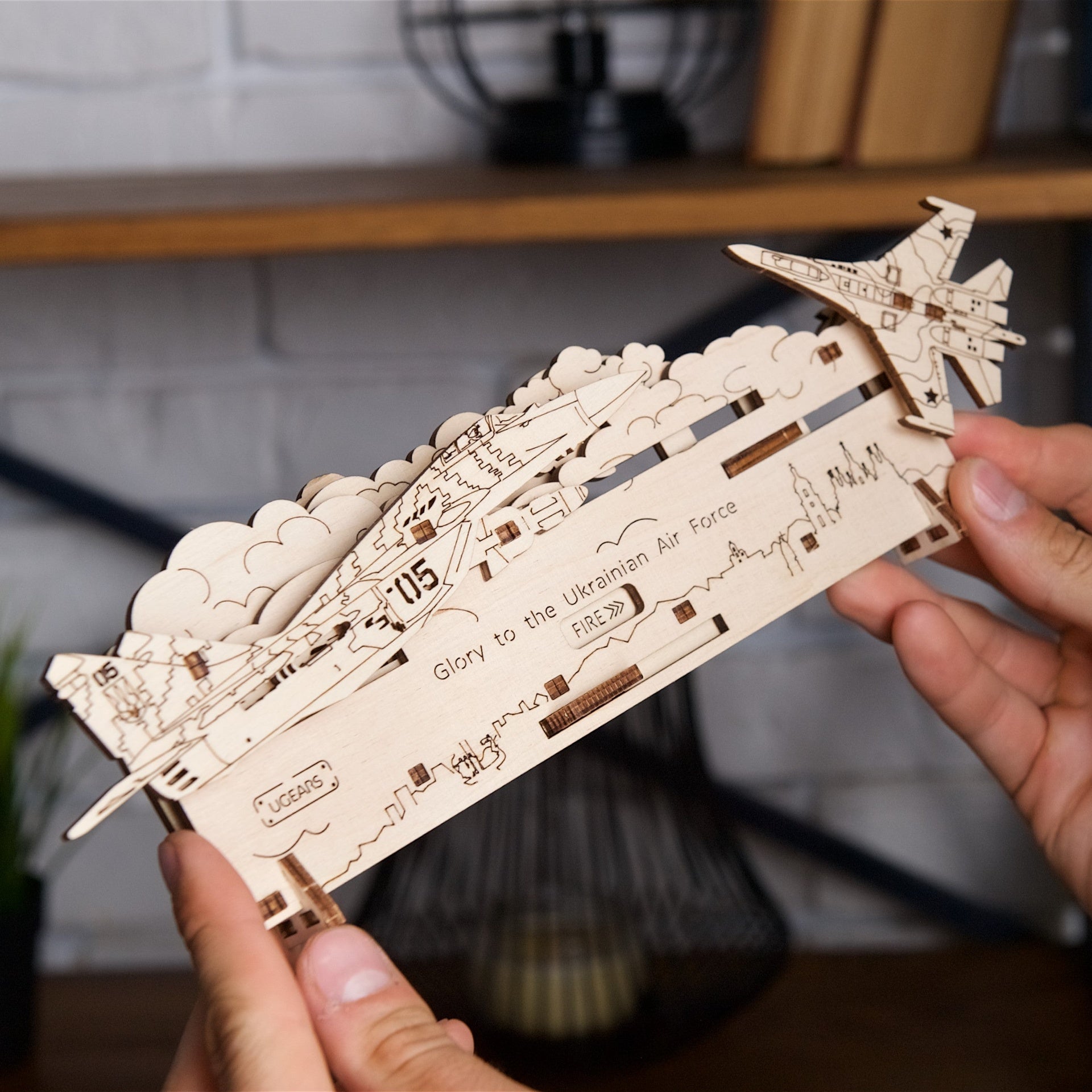 ugears-easy-gears-the-ghost-of-kyiv-attacks-mini-maquette-bois image 4